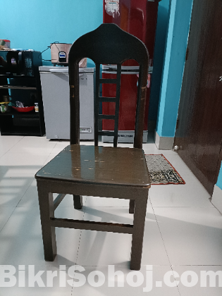 ডাইনিং টেবিল ১ টি এবং চেয়ার ৪ টি অরিজিনাল সেগুন কাঠ।